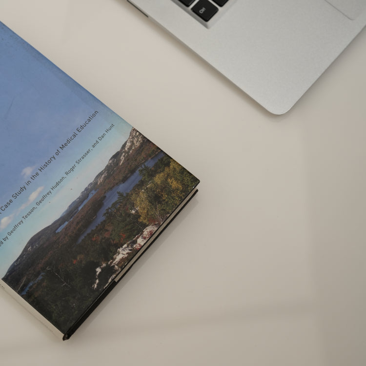 デザイナーズ 大理石ダイニングテーブル ホワイト×ウォールナット ナチュラルモダン 高級ラウンドテーブル jrjj-6503