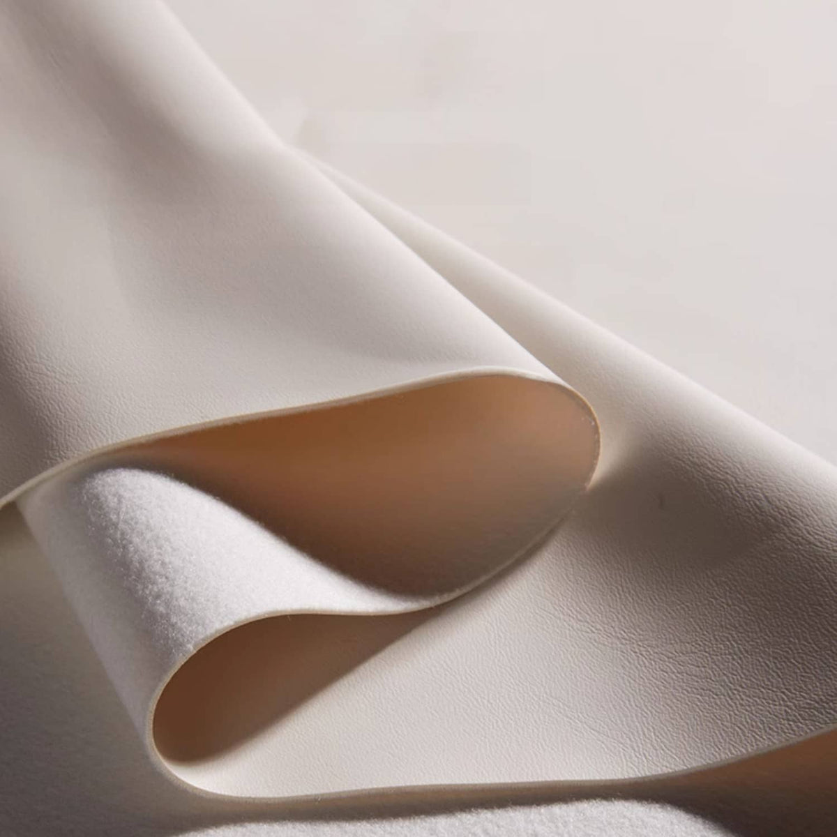 高級感快適耐久性抜群のアッシュ材ステンレスを使用したシリコンフィル合皮ソファー fbby-1378