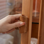 チェリー材とラタンを使用したガラス多層板キャビネット|スタイリッシュ収納家具 fcp-1306