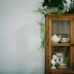 スギ材ガラスのヴィンテージキャビネット|エレガントなインテリア収納ソリューション fcwz-2356