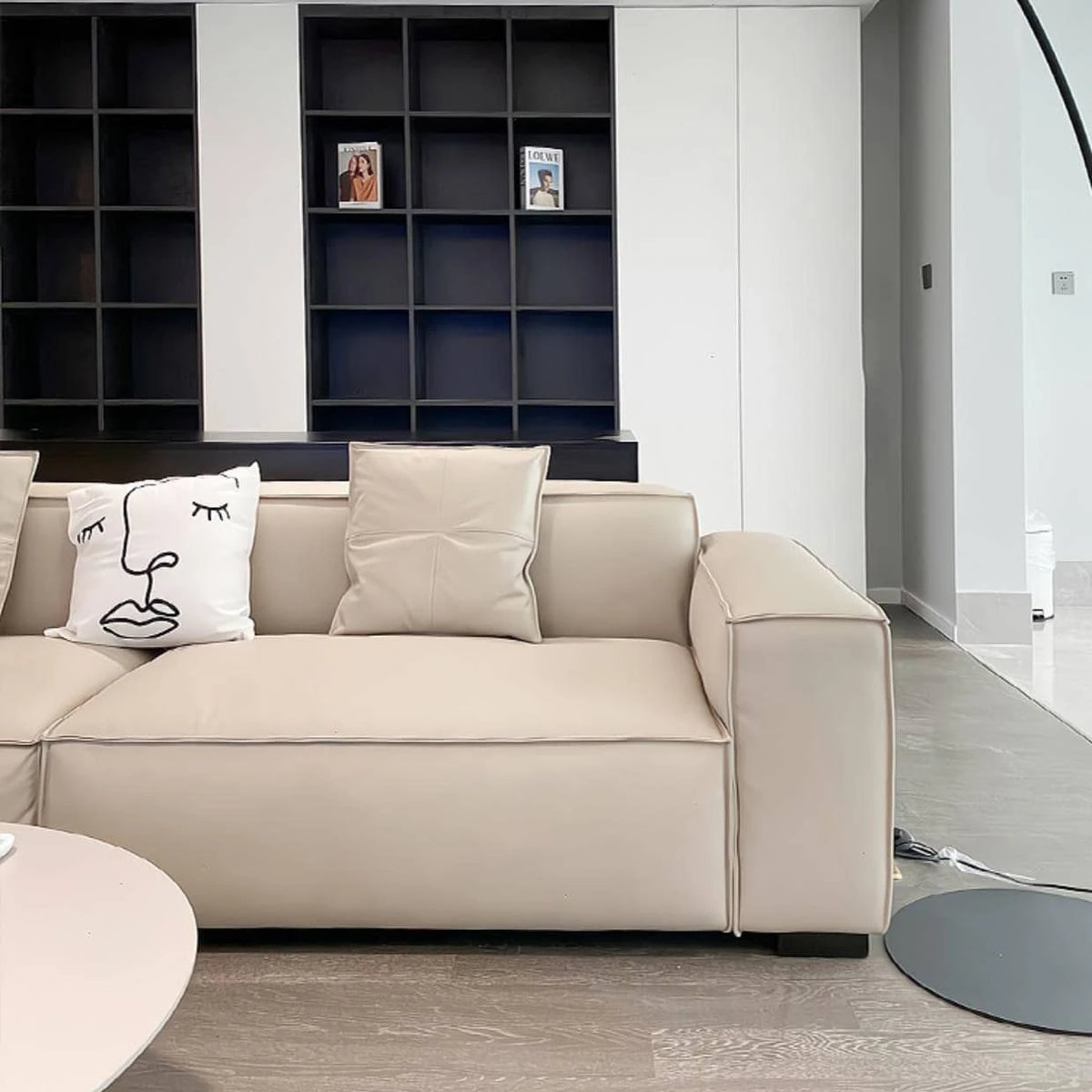 エレガントな无垢材エアレザーソファー|ラグジュアリーなデザインで快適空間を演出 fhw-2091