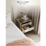 エレガントなデザインのパイン材ナイトテーブル - 3段引き出し付き、寝室の必需品 fjfn-5273