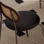 アッシュ材とラタンのモダンチェア - PUレザーとステンレスフレームの高級デザインチェア fmus-4086