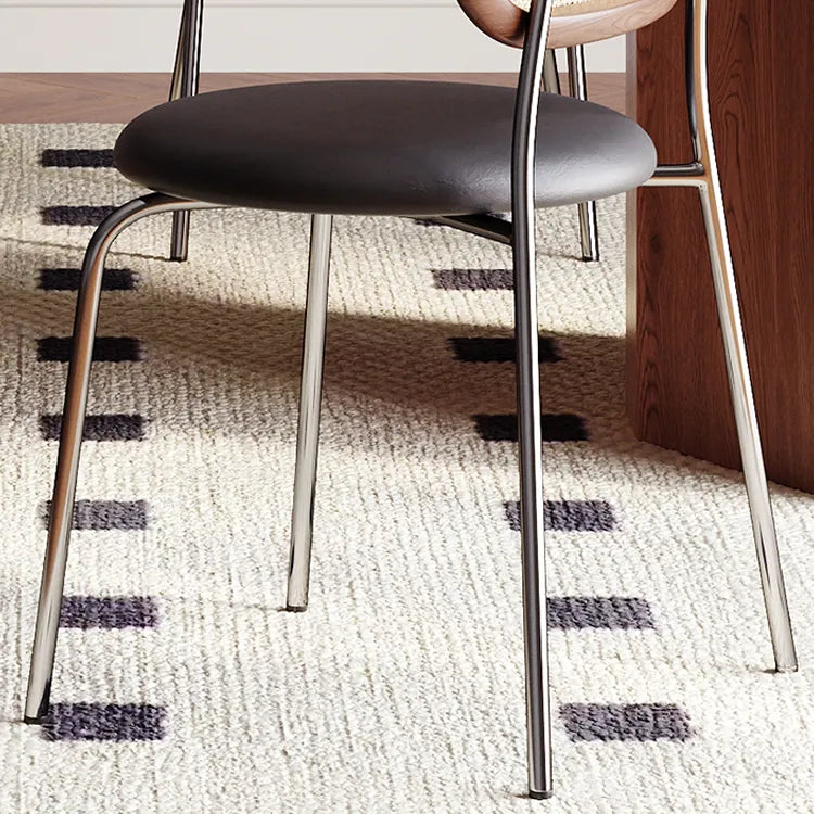 アッシュ材とラタンのモダンチェア - PUレザーとステンレスフレームの高級デザインチェア fmus-4086