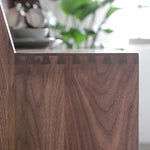 パイン&ウォールナット製ガラスキャビネット|スタイリッシュ収納の選択肢! fyf-2228