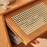 《高級チェリー材とガラスのスタイリッシュナイトテーブル - 銅とラタンのアクセント付き》 fyg-676