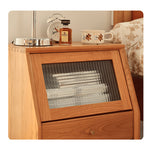 《高級チェリー材とガラスのスタイリッシュナイトテーブル - 銅とラタンのアクセント付き》 fyg-676