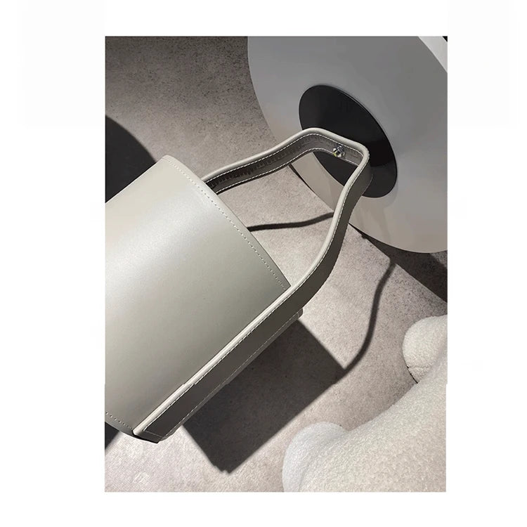 スタイリッシュな合成皮革センターテーブル - 中密度繊維板製で収納も便利!テーブルと収納ボックスが一体化したデザイン。 hakt-5156