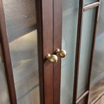 アンティーク風レッドオークキャビネット|ガラス&銅製アクセントの多層板収納 hggw-4186