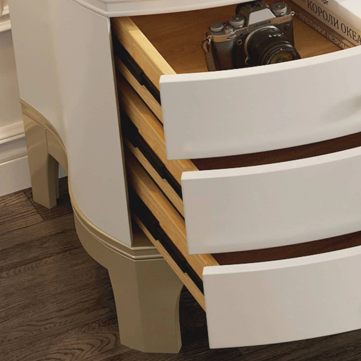 モダンなパイン材とガラスのティーテーブル - リビングルームにぴったりのスタイリッシュで機能的なセンターピース hgl-4334