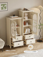 チェリー材とパイン製の美しいディスプレイキャビネット | ガラス扉付きで収納力抜群 | シンプルで上品なデザイン hl-4884