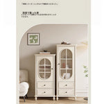 チェリー材とパイン製の美しいディスプレイキャビネット | ガラス扉付きで収納力抜群 | シンプルで上品なデザイン hl-4884