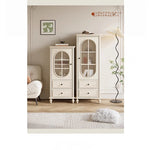 チェリー材とパイン製の美しいディスプレイキャビネット | ガラス扉付きで収納力抜群 | シンプルで上品なデザイン hl-4884