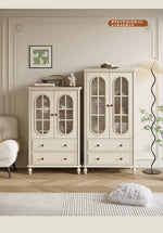 チェリー材とパイン製の美しいディスプレイキャビネット | ガラス扉付きで収納力抜群 | シンプルで上品なデザイン hl-4884