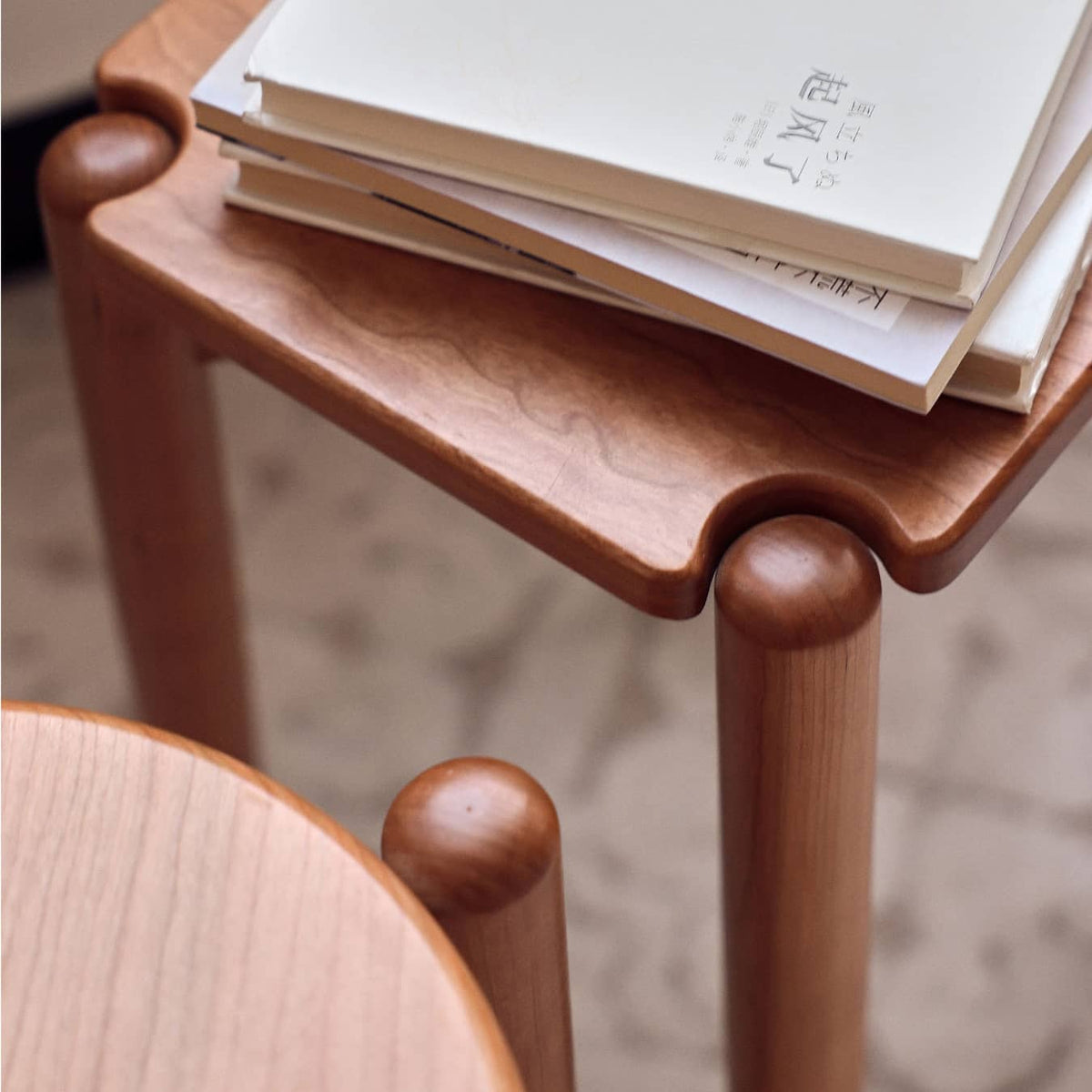 チェリー材スツール | 高級感溢れるデザインスツール hldmz-724