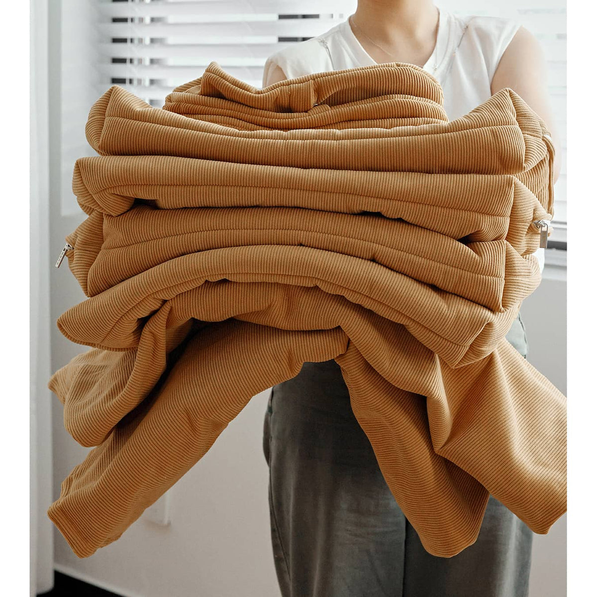 【高級チェリー材使用】エアレザーソファー – ホワイトグースダウン&PPコットン&コーデュロイで究極の快適さ提供 hldmz-733