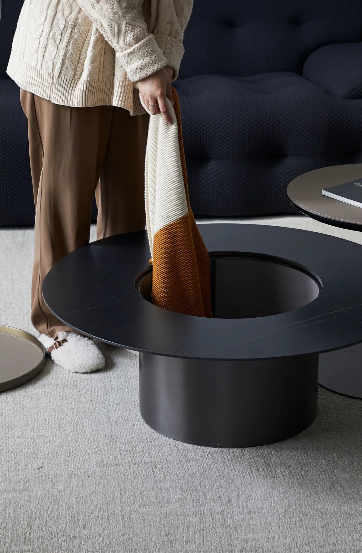 高級感あふれるモダンセンターテーブル|セラミック&合成皮革×ステンレスデザイン hms-4051