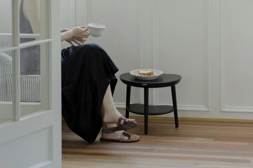 アッシュ材のセンターテーブル - モダンな雲型デザイン、収納付きでインテリアを引き立てる家具 hrn-5253