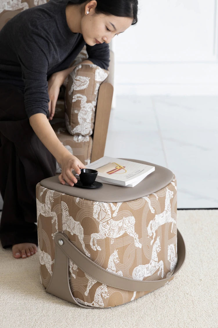 ハイエンドな合成皮革スツール|無垢材のデザイン座椅子|インテリアアクセントに最適! hrn-5254