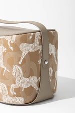 ハイエンドな合成皮革スツール|無垢材のデザイン座椅子|インテリアアクセントに最適! hrn-5254