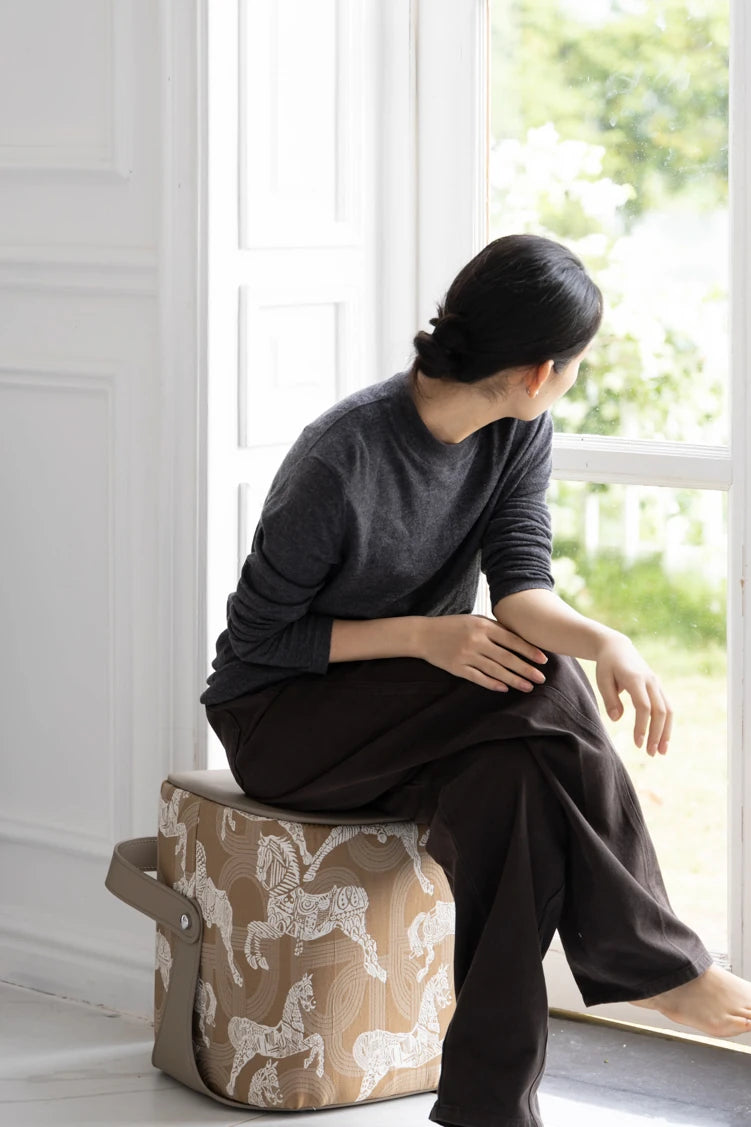 ハイエンドな合成皮革スツール|無垢材のデザイン座椅子|インテリアアクセントに最適! hrn-5254