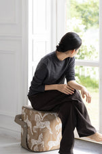 ハイエンドな合成皮革スツール|無垢材のデザイン座椅子|インテリアアクセントに最適! hrn-5254