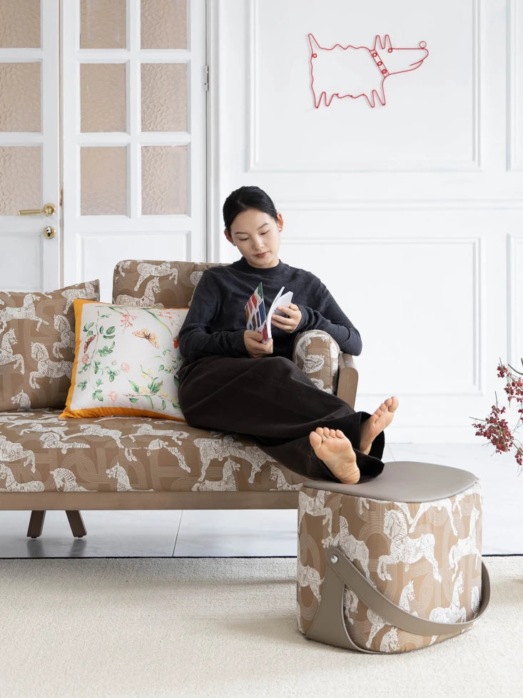 ハイエンドな合成皮革スツール|無垢材のデザイン座椅子|インテリアアクセントに最適! hrn-5254