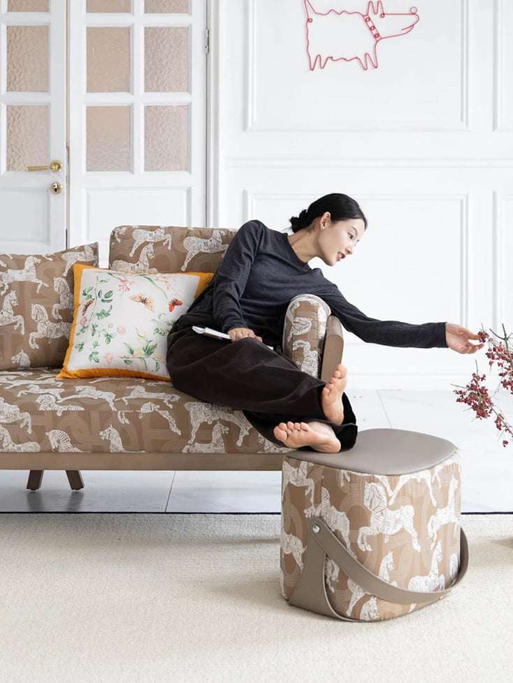 ハイエンドな合成皮革スツール|無垢材のデザイン座椅子|インテリアアクセントに最適! hrn-5254