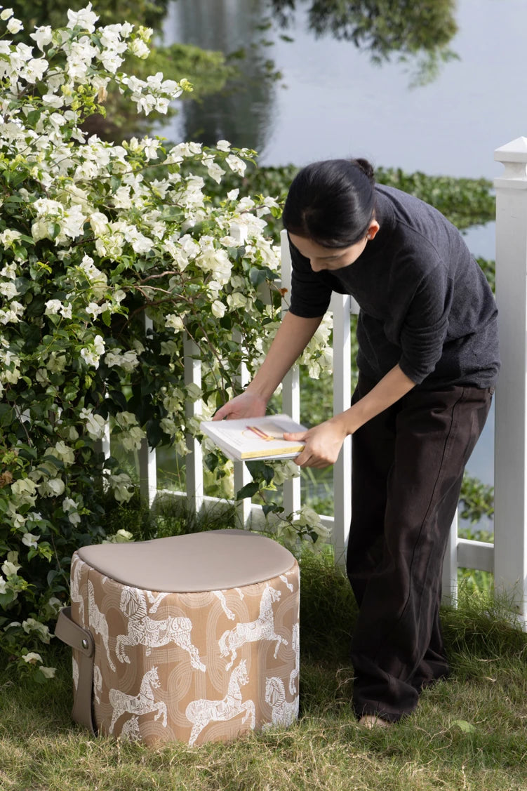 ハイエンドな合成皮革スツール|無垢材のデザイン座椅子|インテリアアクセントに最適! hrn-5254