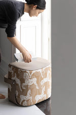 ハイエンドな合成皮革スツール|無垢材のデザイン座椅子|インテリアアクセントに最適! hrn-5254