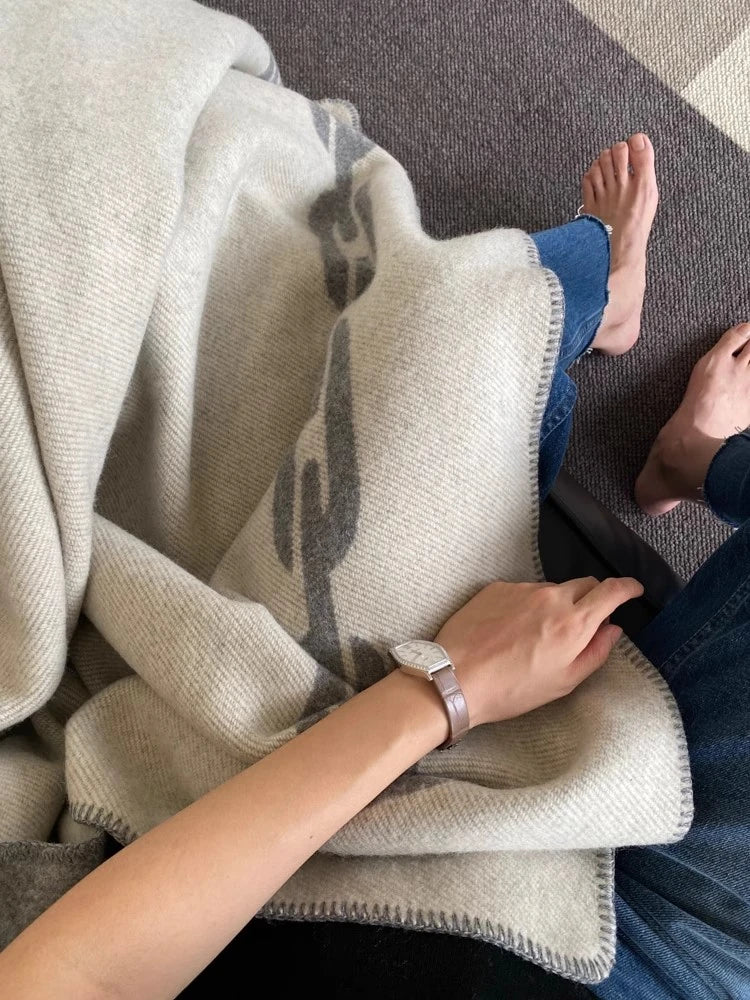 ハイエンドな合成皮革スツール|無垢材のデザイン座椅子|インテリアアクセントに最適! hrn-5254