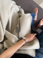 ハイエンドな合成皮革スツール|無垢材のデザイン座椅子|インテリアアクセントに最適! hrn-5254