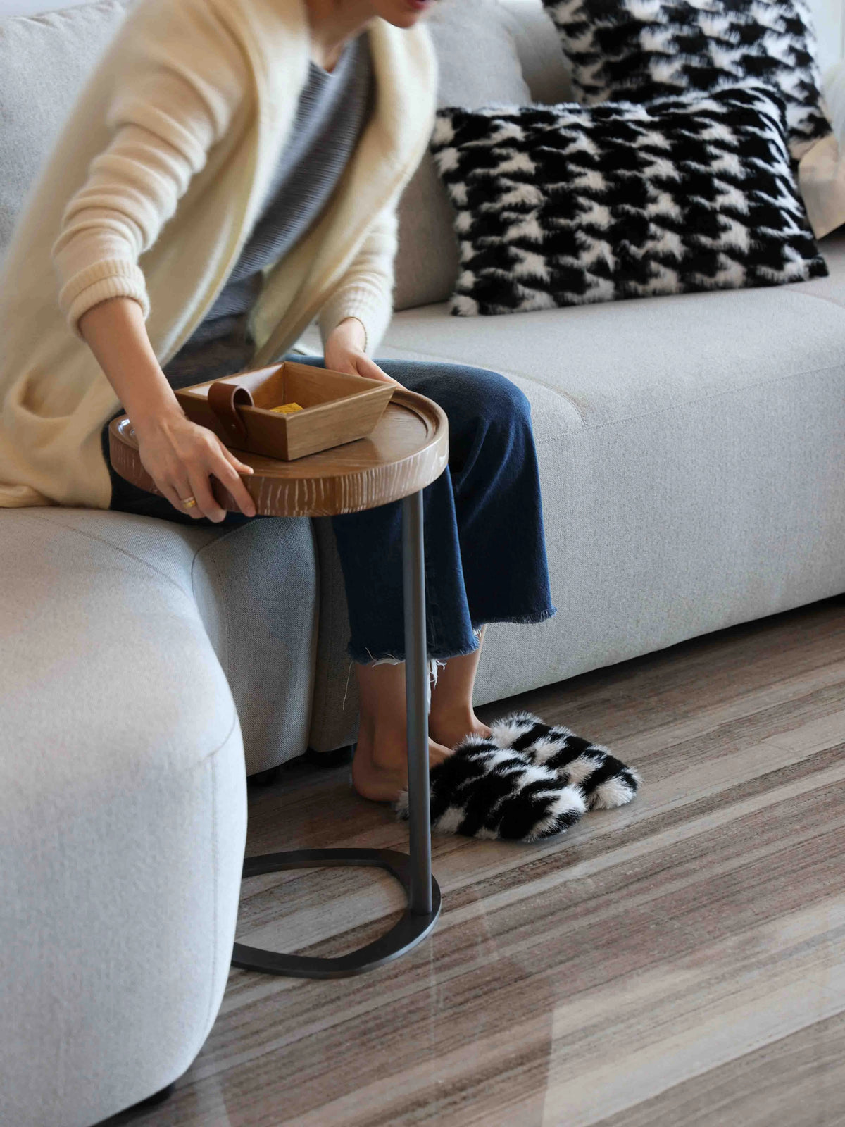 アッシュ材とスチール製のスタイリッシュセンターテーブル - モダンなリビングにぴったり! hrn-5255