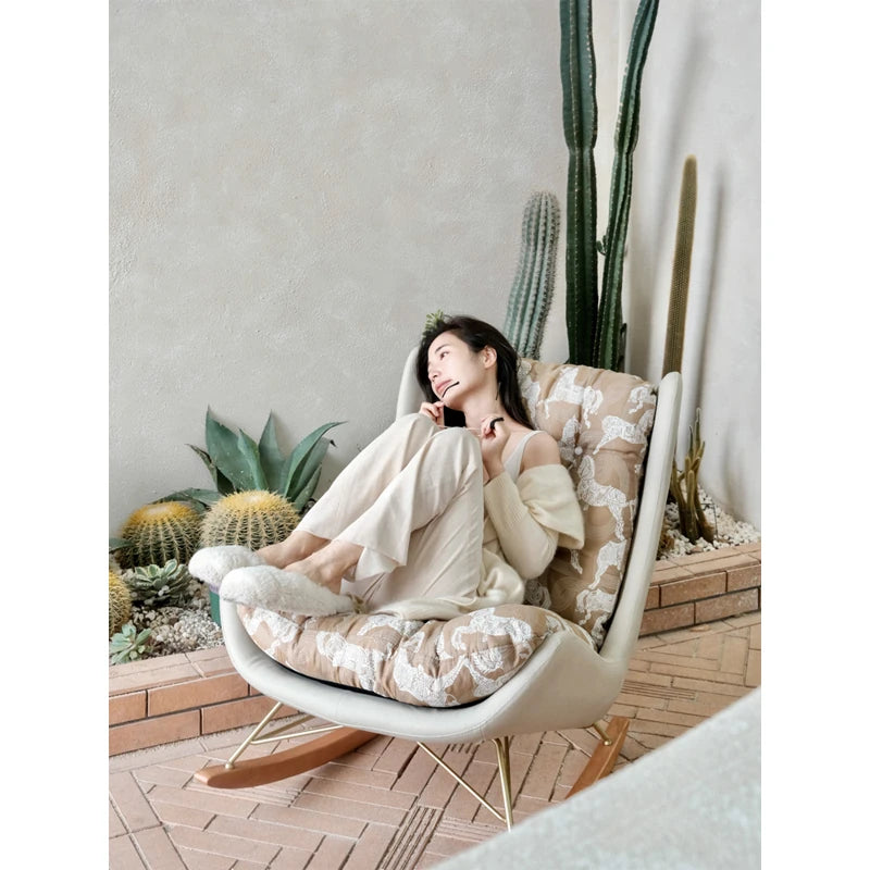 ダウンと絹綿の贅沢な触感!ケヤキ&アイアン製デザインチェア - リラックス空間を演出するモダンインテリア hrn-5256