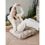 ダウンと絹綿の贅沢な触感!ケヤキ&アイアン製デザインチェア - リラックス空間を演出するモダンインテリア hrn-5256