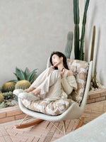 ダウンと絹綿の贅沢な触感!ケヤキ&アイアン製デザインチェア - リラックス空間を演出するモダンインテリア hrn-5256