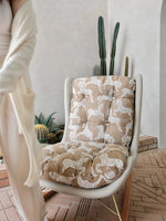 ダウンと絹綿の贅沢な触感!ケヤキ&アイアン製デザインチェア - リラックス空間を演出するモダンインテリア hrn-5256