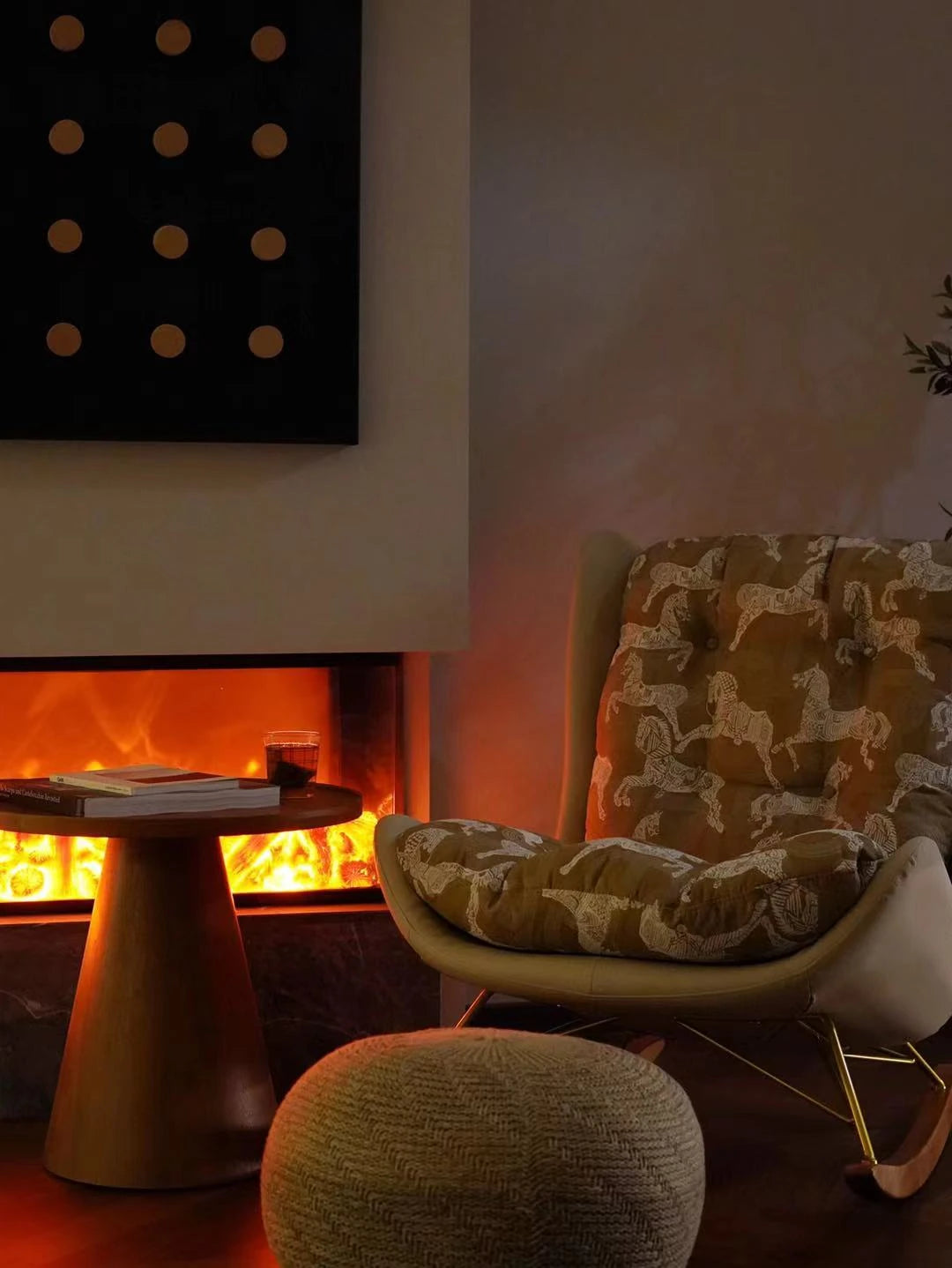 ダウンと絹綿の贅沢な触感!ケヤキ&アイアン製デザインチェア - リラックス空間を演出するモダンインテリア hrn-5256