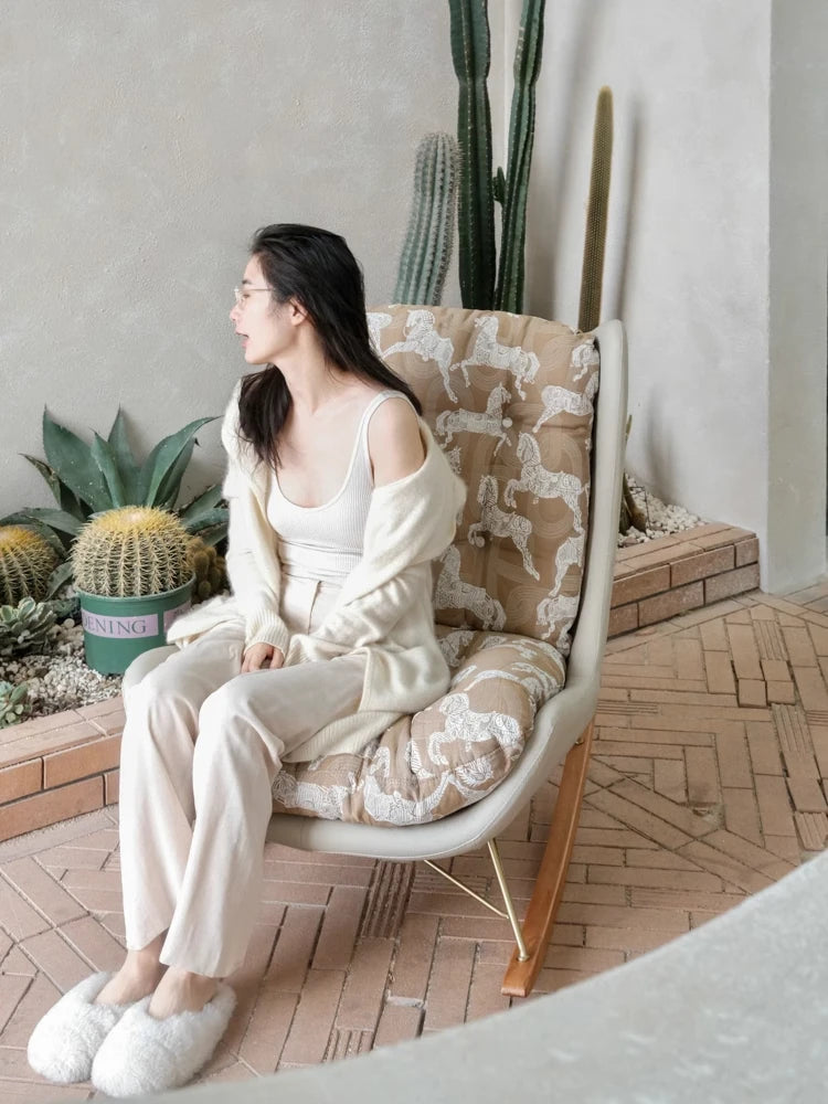 ダウンと絹綿の贅沢な触感!ケヤキ&アイアン製デザインチェア - リラックス空間を演出するモダンインテリア hrn-5256