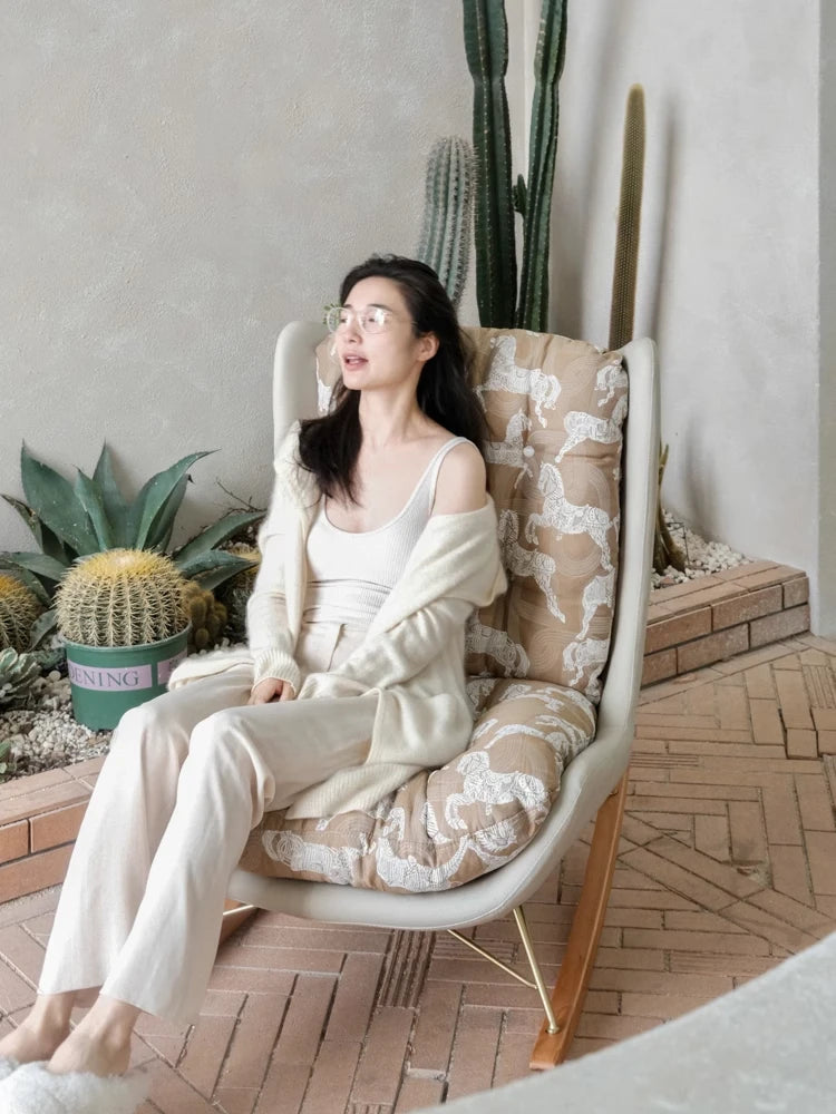 ダウンと絹綿の贅沢な触感!ケヤキ&アイアン製デザインチェア - リラックス空間を演出するモダンインテリア hrn-5256