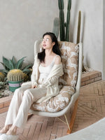 ダウンと絹綿の贅沢な触感!ケヤキ&アイアン製デザインチェア - リラックス空間を演出するモダンインテリア hrn-5256