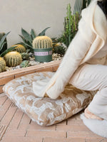 ダウンと絹綿の贅沢な触感!ケヤキ&アイアン製デザインチェア - リラックス空間を演出するモダンインテリア hrn-5256