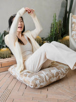 ダウンと絹綿の贅沢な触感!ケヤキ&アイアン製デザインチェア - リラックス空間を演出するモダンインテリア hrn-5256