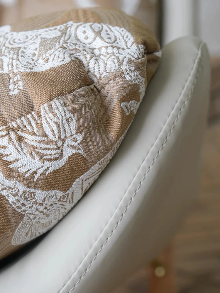 ダウンと絹綿の贅沢な触感!ケヤキ&アイアン製デザインチェア - リラックス空間を演出するモダンインテリア hrn-5256