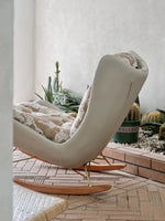 ダウンと絹綿の贅沢な触感!ケヤキ&アイアン製デザインチェア - リラックス空間を演出するモダンインテリア hrn-5256