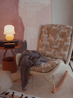 ダウンと絹綿の贅沢な触感!ケヤキ&アイアン製デザインチェア - リラックス空間を演出するモダンインテリア hrn-5256