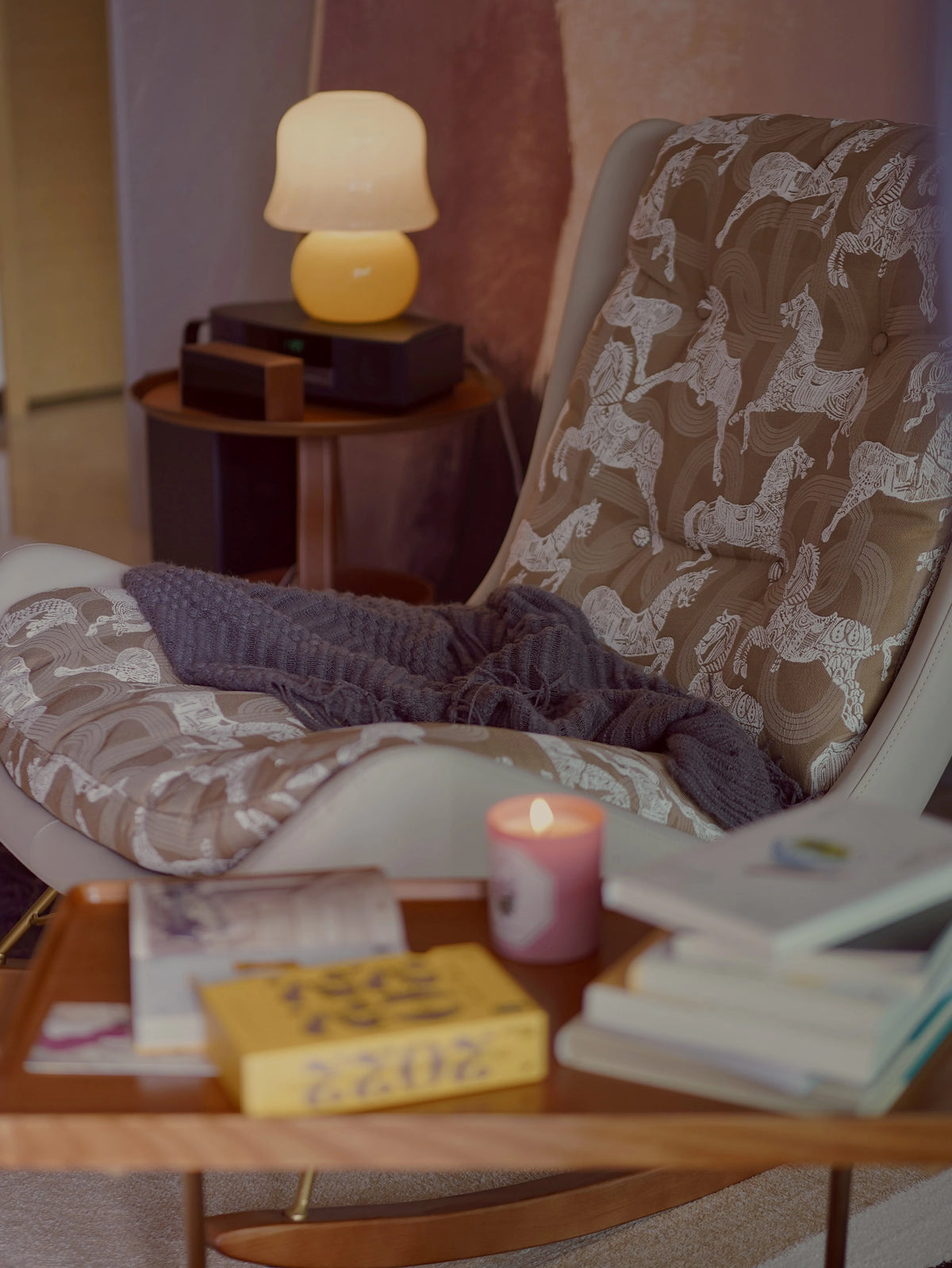 ダウンと絹綿の贅沢な触感!ケヤキ&アイアン製デザインチェア - リラックス空間を演出するモダンインテリア hrn-5256