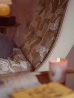 ダウンと絹綿の贅沢な触感!ケヤキ&アイアン製デザインチェア - リラックス空間を演出するモダンインテリア hrn-5256