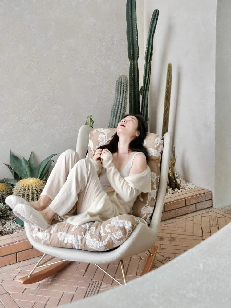 ダウンと絹綿の贅沢な触感!ケヤキ&アイアン製デザインチェア - リラックス空間を演出するモダンインテリア hrn-5256