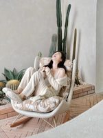 ダウンと絹綿の贅沢な触感!ケヤキ&アイアン製デザインチェア - リラックス空間を演出するモダンインテリア hrn-5256